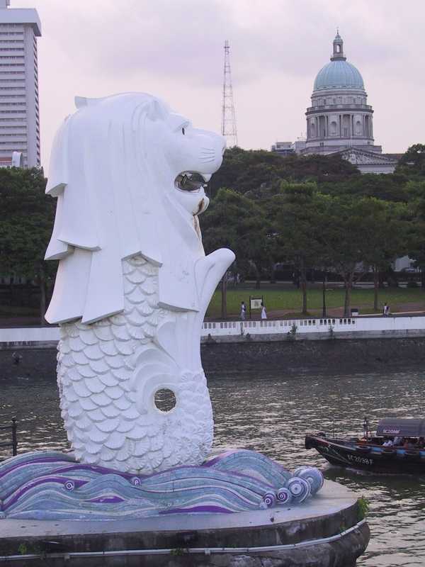additional photograph of the sculpture on this page